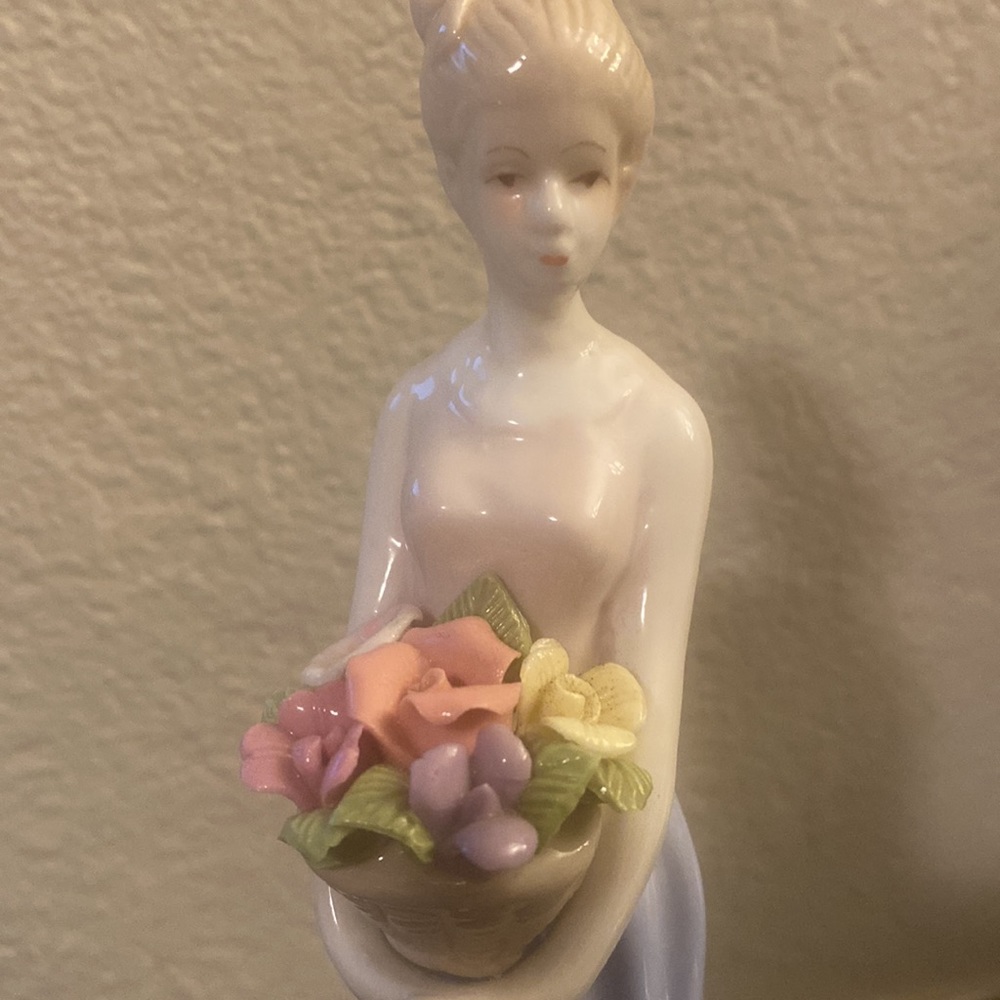 K’s Collection English Lady With Flowers Porcelain Figurine - Picture 3 of 5